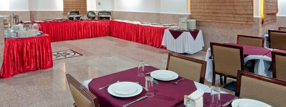 La Villa Hotel Doha Buitenkant foto